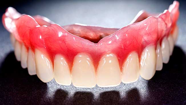 As próteses dentárias possuem a função de substituírem os elementos dentários ausentes e/ou reconstituir parte destes elementos dentários.  A dentista Dra. Mariana Coelho, é quem realiza os tratamentos de reabilitação oral na Odonto Arte Ofício.