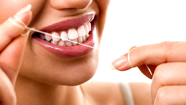 A periodontia é uma área da odontologia que se especializa no estudo dos tecidos de suporte dos elementos dentários (tecido ósseo, gengival e ligamento periodontal), nos tratamentos das doenças dos tecidos periodontais e até mesmo na realização de procedimentos estéticos.  A dentista responsável pelos tratamentos periodontais é a Dra. Francilene Lara, a nossa dentista especialista em Periodontia.
